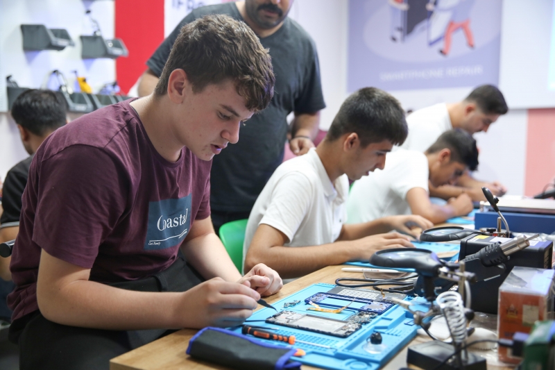 KARAKÖPRÜ’DE GENÇLER TELEFON TAMİRCİLİĞİNİ ÖĞRENİYOR