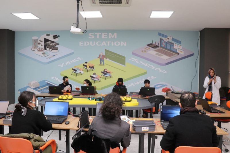 KARAKÖPRÜ’DE GENÇLER ROBOTİK KODLAMA ÖĞRENİYOR