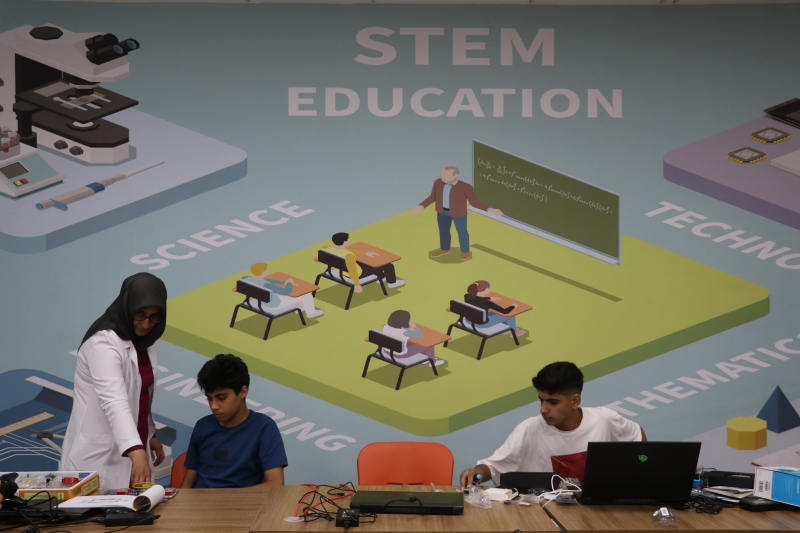 ​KARAKÖPRÜ’DE GENÇLER ROBOTİK KODLAMA EĞİTİMİ ALIYOR