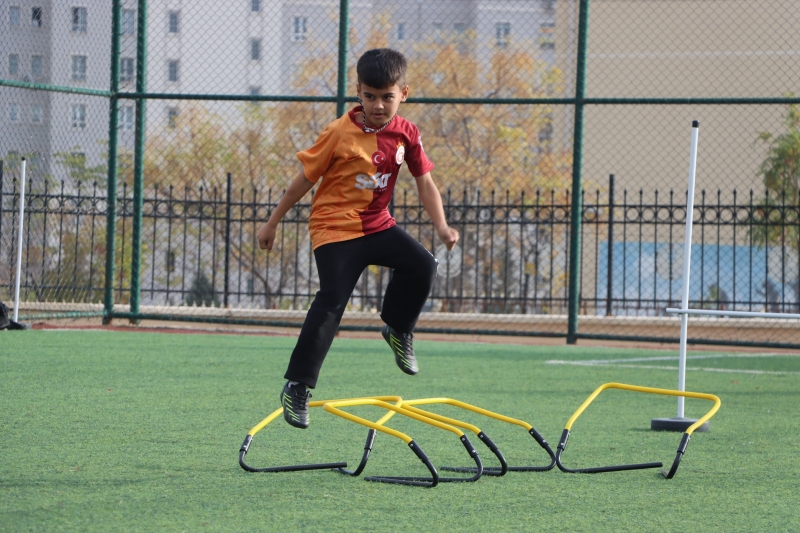 KARAKÖPRÜ'DE GENÇLER SPORLA BÜYÜYOR