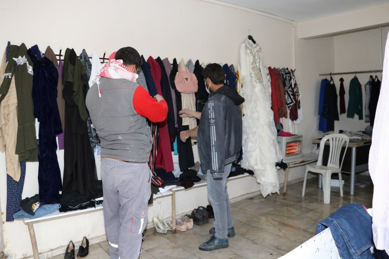 KARAKÖPRÜ'DE İHTİYAÇ SAHİPLERİ BU MAĞAZADA GİYİNİYOR