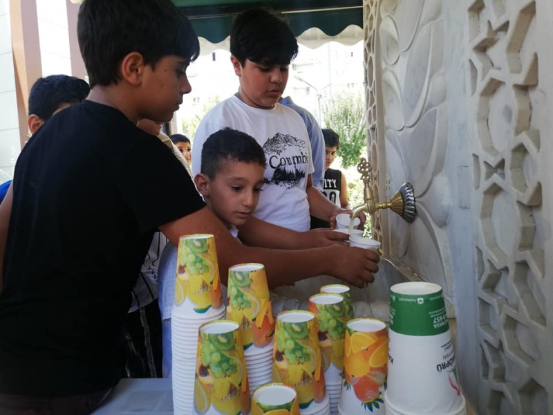 KARAKÖPRÜ’DE İKRAM ÇEŞMESİNDEN LİMONATA AKIYOR