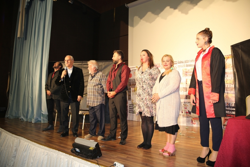 KARAKÖPRÜ’DE KADINA ŞİDDETE DİKKAT ÇEKEN OYUN SAHNELENDİ