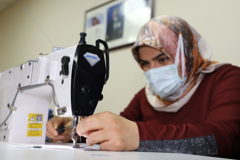 KARAKÖPRÜ’DE KADINLAR HEM ÖĞRENİYOR HEM KAZANIYOR