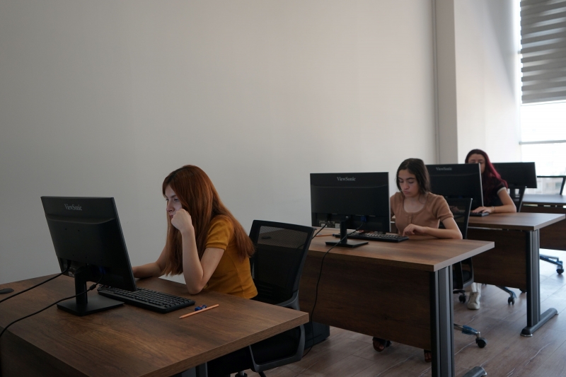 KARAKÖPRÜ'DE KADINLAR ZAMANINI BİLGİSAYAR EĞİTİMİYLE DEĞERLENDİRİYOR
