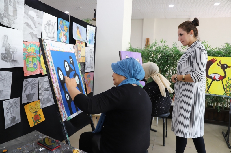 KARAKÖPRÜ'DE KADINLAR ZAMANINI MESLEK VE HOBİ KURSLARINDA DEĞERLENDİRİYOR