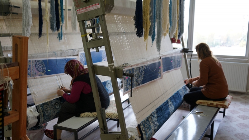 KARAKÖPRÜ’DE KADINLAR EL EMEĞİ HALILAR ÜRETİYOR