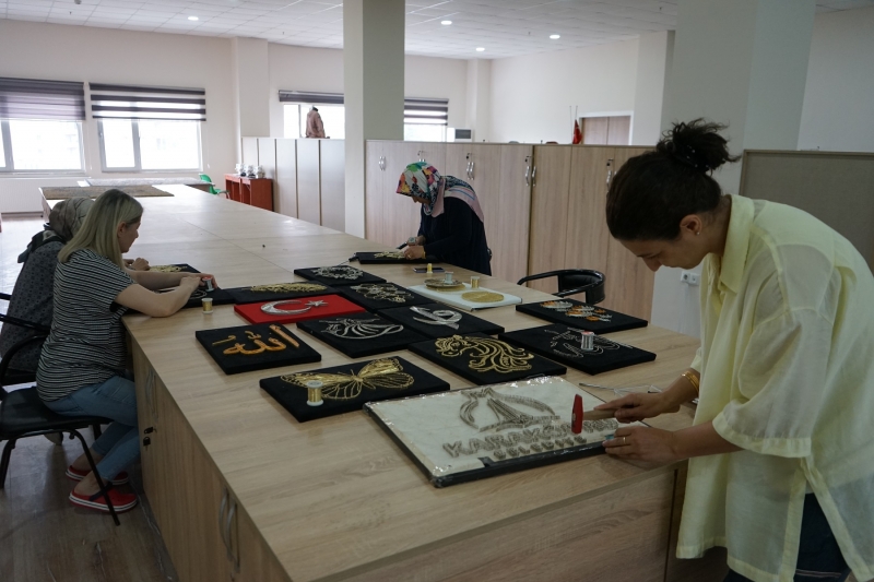 KARAKÖPRÜ'DE KADINLAR EL EMEĞİYLE ÜRETİYOR