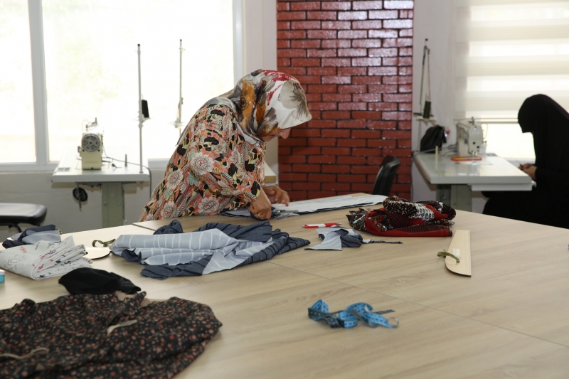 KARAKÖPRÜ’DE KADINLAR ZAMANINI MESLEKİ EĞİTİMLE DEĞERLENDİRİYOR