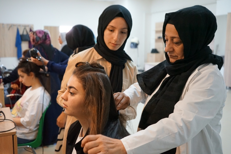 KARAKÖPRÜ’DE KADINLAR KARAMEK KURSLARINDA MESLEK ÖĞRENİYOR