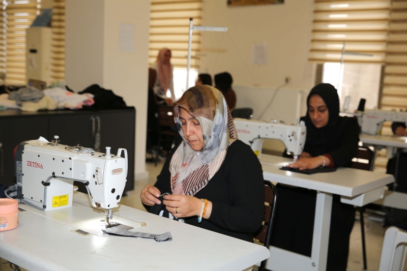 KARAKÖPRÜ’DE KADINLAR HEM ZANAAT ÖĞRENİYOR HEM ÜRETİYOR