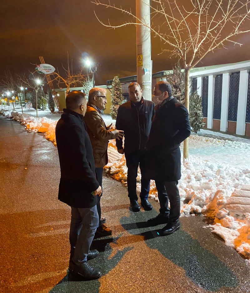 KARAKÖPRÜ’DE KAR TEMİZLEME EKİPLERİ GECE- GÜNDÜZ ÇALIŞIYOR