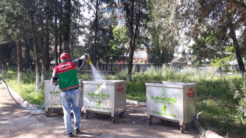 Karaköprü'de Karasinek Ve Larva İle Mücadele İçin İlaçlama Sürüyor