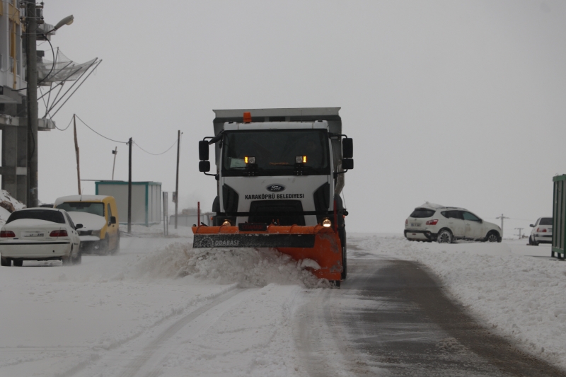 Karaköprü’de karla mücadele devam ediyor