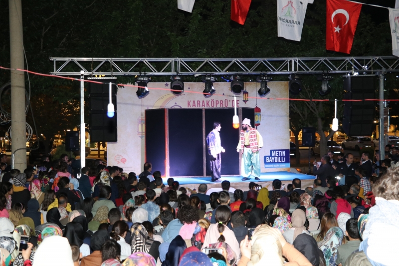 Karaköprü'de Kavuklu İle Pişekar Vatandaşları Eğlendirdi