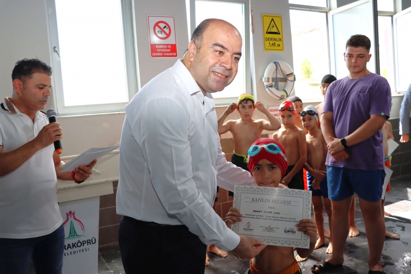 KARAKÖPRÜ’DE KÜÇÜK YÜZÜCÜLER SERTİFİKALARINI ALDI