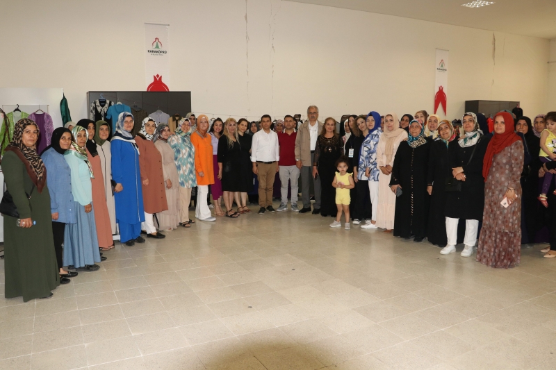 KARAKÖPRÜ'DE KURSİYER KADINLARIN EL EMEĞİ ÜRÜNLERİ SERGİLENDİ