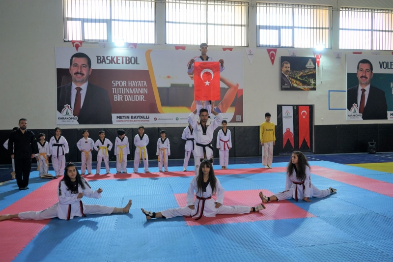 ​KARAKÖPRÜ’DE KURSİYER ÇOCUKLARDAN TEKVANDO GÖSTERİSİ