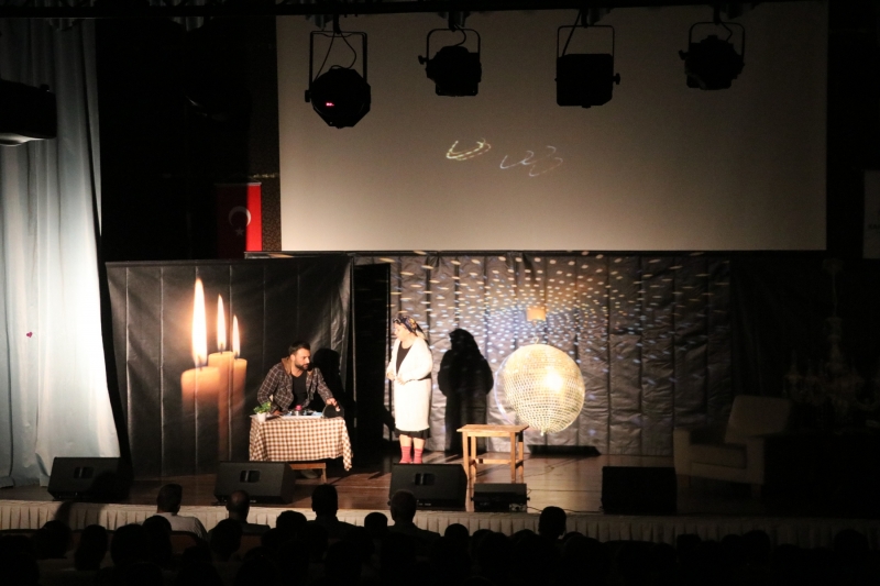 KARAKÖPRÜ'DE MADDE BAĞIMLILIĞININ ZARARLARINI ANLATAN TİYATRO OYUNU SAHNELENDİ