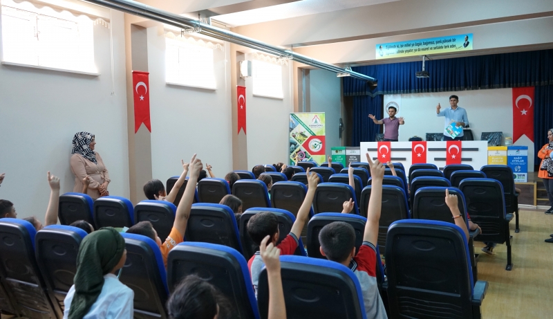 KARAKÖPRÜ’DE ÖĞRENCİLERE SIFIR ATIK EĞİTİMİ VERİLİYOR