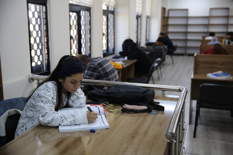 ​KARAKÖPRÜ’DE ÖĞRENCİLER SINAVLARA OKUMA SALONLARINDA HAZIRLANIYOR