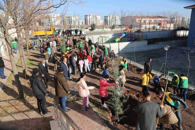 KARAKÖPRÜ'DE OKUL BAHÇELERİ AĞAÇLANDIRILIYOR