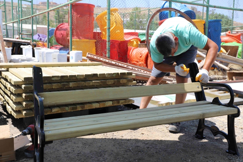 KARAKÖPRÜ'DE PARK MOBİLYALARI YENİLENİYOR