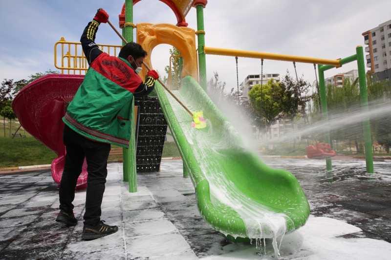 KARAKÖPRÜ’DE PARKLAR ÇOCUKLAR İÇİN HAZIRLANIYOR