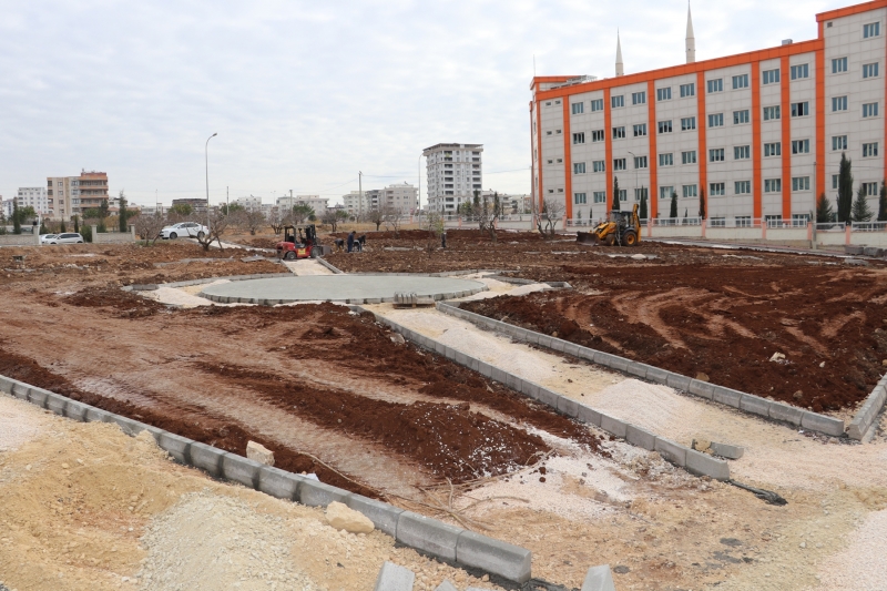 Karaköprü’de parklarda yeşillendirme çalışmaları