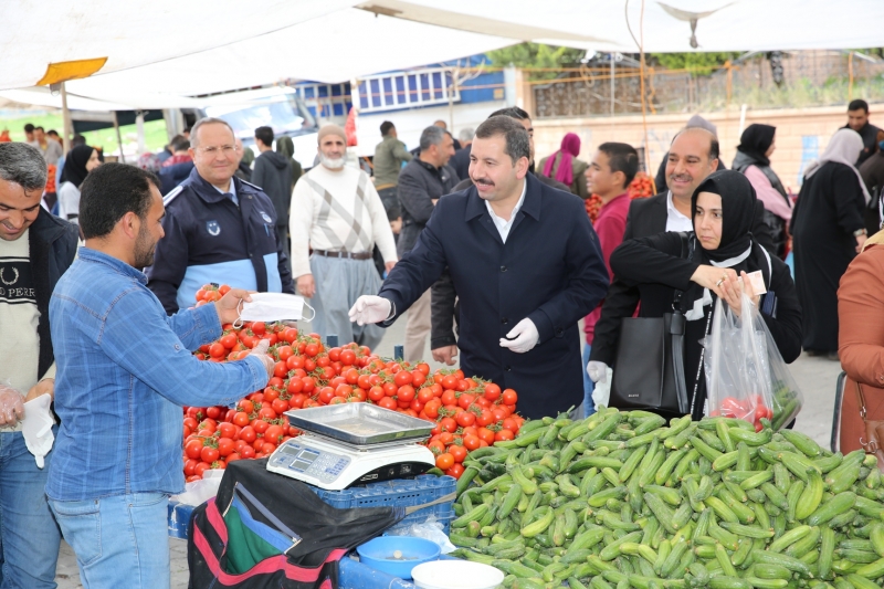 KARAKÖPRÜ’DE PAZARCILARA ELDİVEN VE MASKE DAĞITILDI