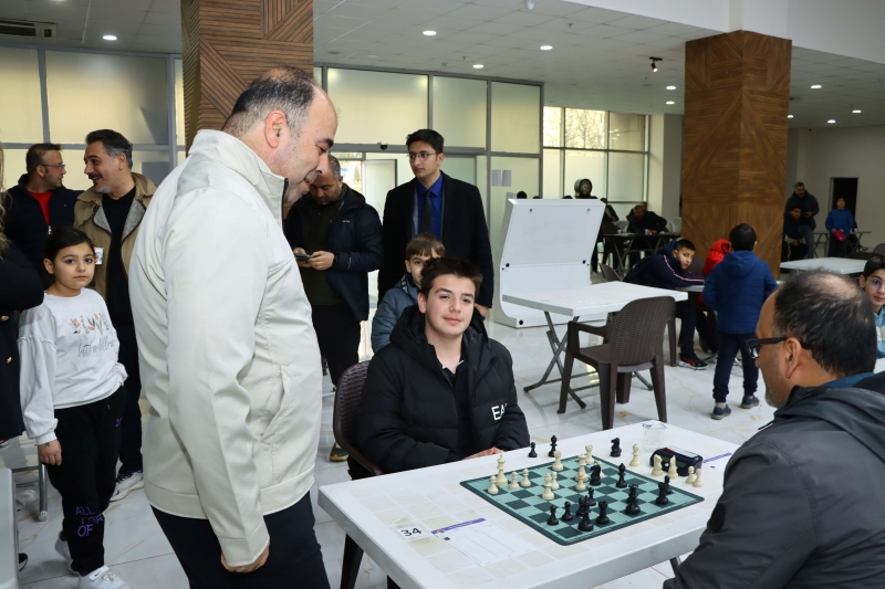 KARAKÖPRÜ'DE SATRANÇ TURNUVASINDA ZEKÂLAR YARIŞTI