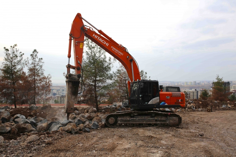 KARAKÖPRÜ'DE ÜSTYAPI ÇALIŞMALARIYLA YOL AĞI GENİŞLİYOR