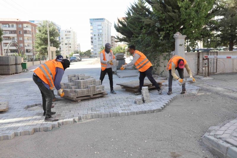 KARAKÖPRÜ’DE ÜSTYAPI ÇALIŞMALARIYLA YOLLAR YENİLENİYOR