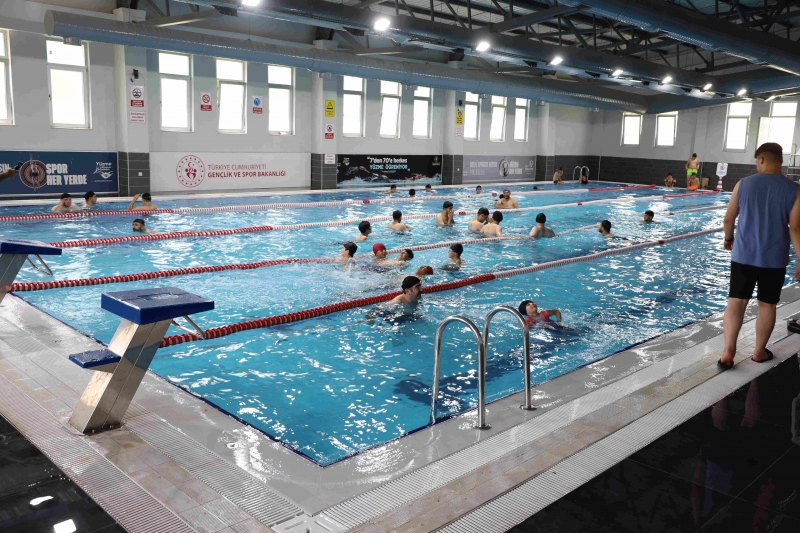 KARAKÖPRÜ’DE VATANDAŞLAR YÜZME HAVUZUNDA SERİNLİYOR