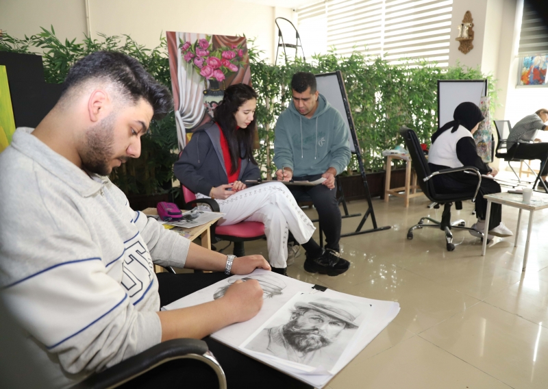 KARAKÖPRÜ'DE VATANDAŞLAR ZAMANINI EL SANATI ÖĞRENEREK DEĞERLENDİRİYOR