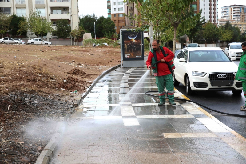 KARAKÖPRÜ'DE YAĞIŞ SONRASI ÇAMURLU YOLLAR TEMİZLENİYOR