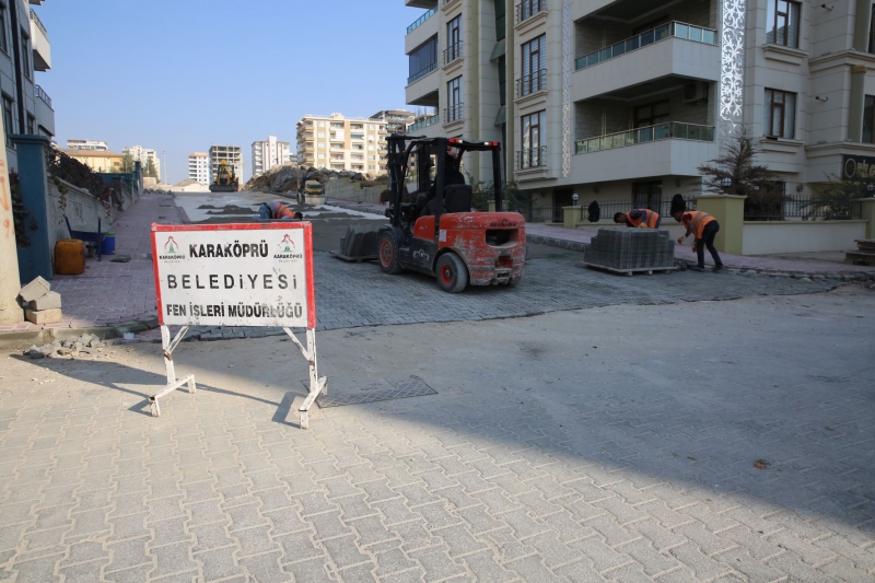 KARAKÖPRÜ’DE YOLLAR KİLİTLİ PARKEYLE DÖŞENİYOR