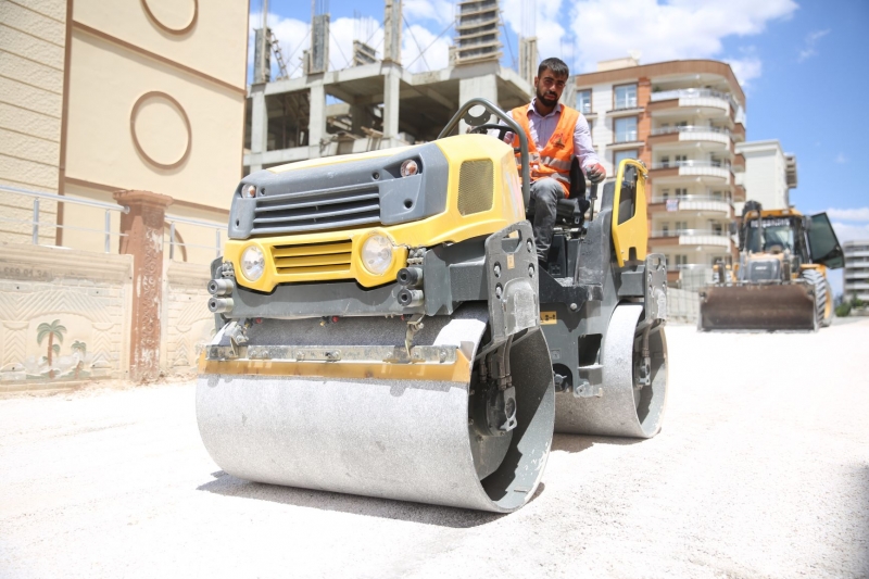 KARAKÖPRÜ’DE YOLLAR KİLİTLİ PARKEYLE YENİLENİYOR