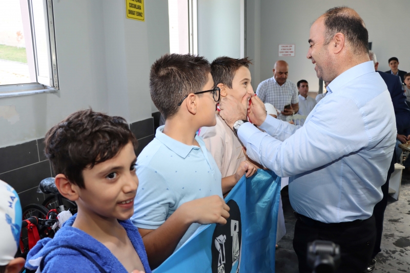 KARAKÖPRÜ’DE YÜZME YARIŞMASI DÜZENLENDİ