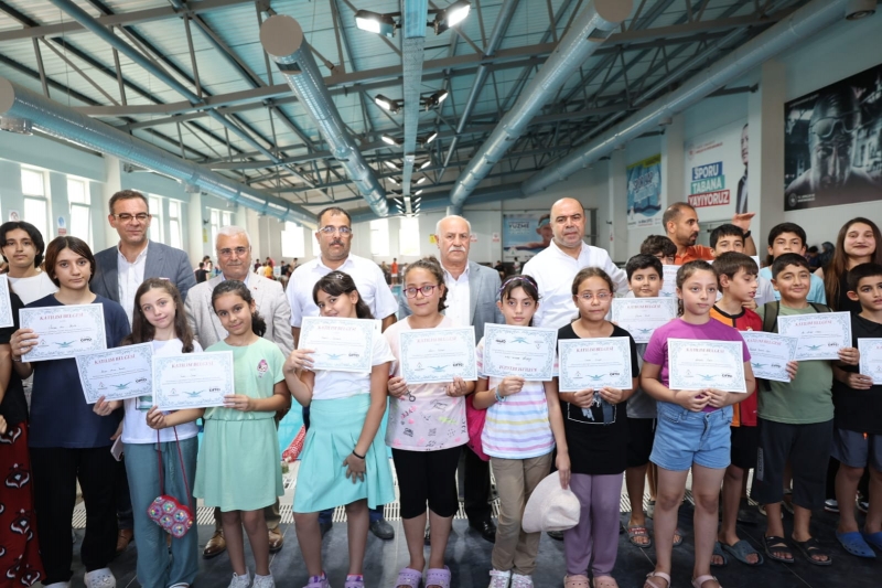 KARAKÖPRÜ’DE YÜZMEYİ ÖĞRENEN 250 ÇOCUK SERTİFİKALARINI ALDI