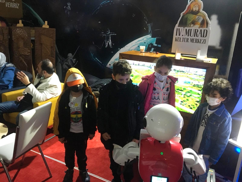 KARAKÖPRÜ'LÜ MİNİ ADA ROBOT FESTİVALİN GÖZDESİ OLDU