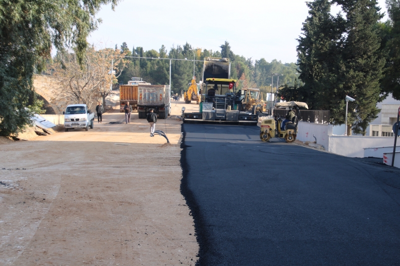 KARAKOYUN KÖPRÜLÜ KAVŞAĞININ BAĞLANTI YOLLARI ASFALTLANIYOR