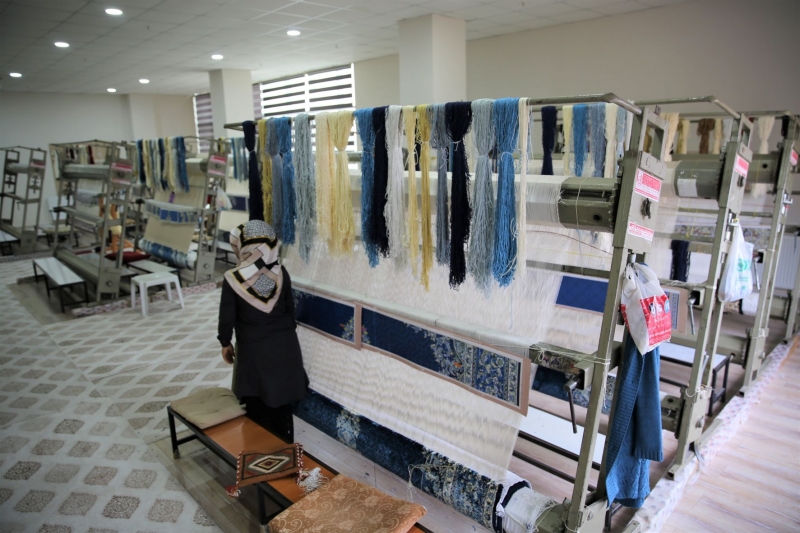 KARAMEK KURSLARIYLA KADINLAR DAHA DONANIMLI VE ÜRETİCİ OLUYOR