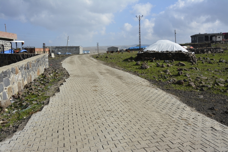 Kırsal mahalleler çamurdan arındırılıyor