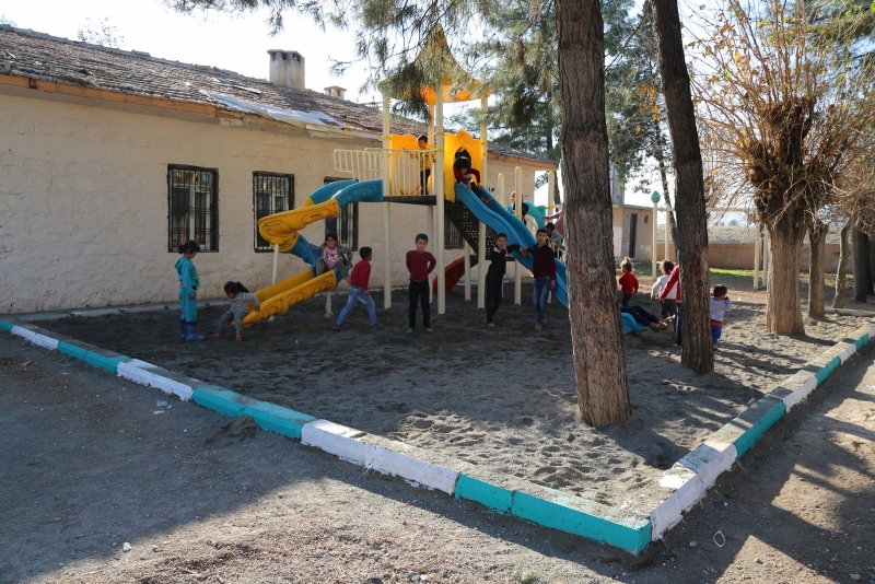 KIRSALDAKİ ÇOCUKLARIN YÜZLERİ GÜLÜYOR