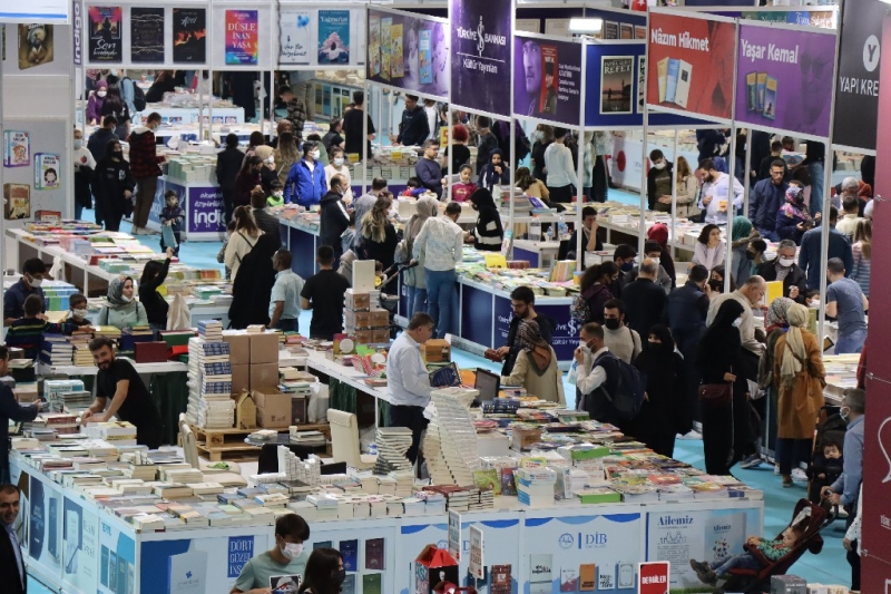 KİTAP FUARINDA YAZARLARIN SÖYLEŞİLERİ BÜYÜK İLGİ GÖRDÜ