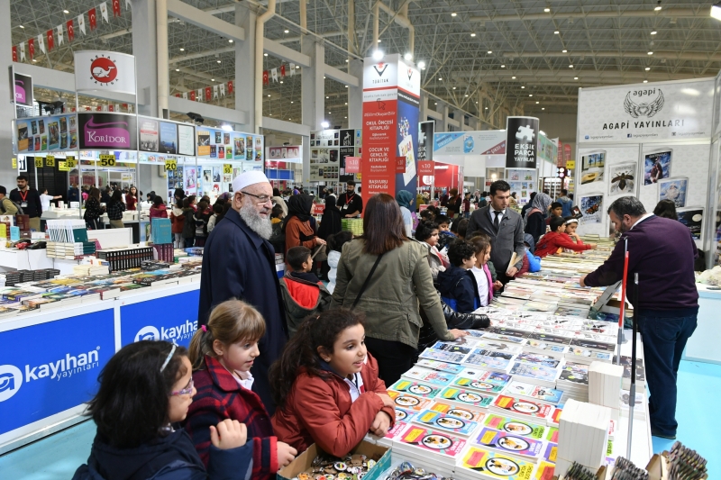KİTAP FUARINDA YAZAR SÖYLEŞİLERİNE YOĞUN İLGİ
