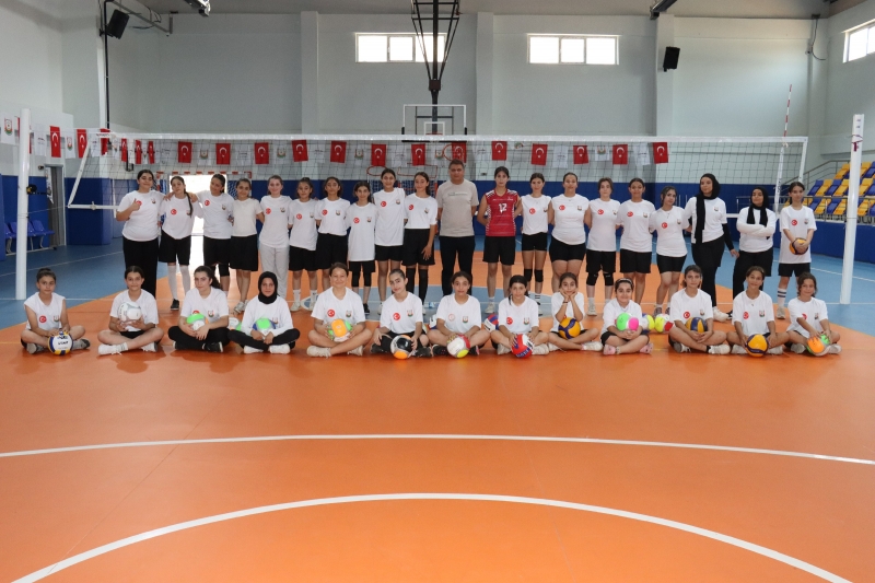 KIZ ÇOCUKLARINDAN VOLEYBOL KURSUNA YOĞUN İLGİ