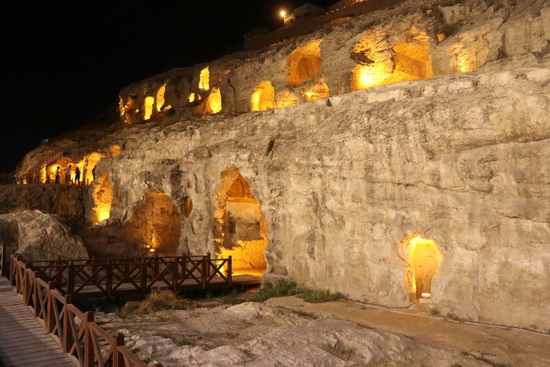 KIZILKOYUN NEKROPOLLERİ IŞIL IŞIL GÖRÜNTÜSÜYLE ZİYARETÇİ AKININA UĞRUYOR