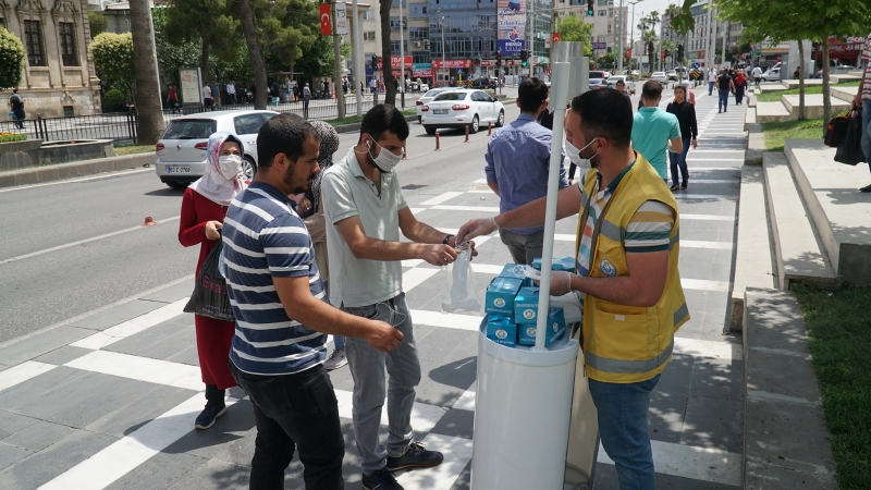 ‘KONTROLLÜ SOSYAL HAYAT’ İÇİN ÜCRETSİZ MASKE DAĞITIMI SÜRÜYOR